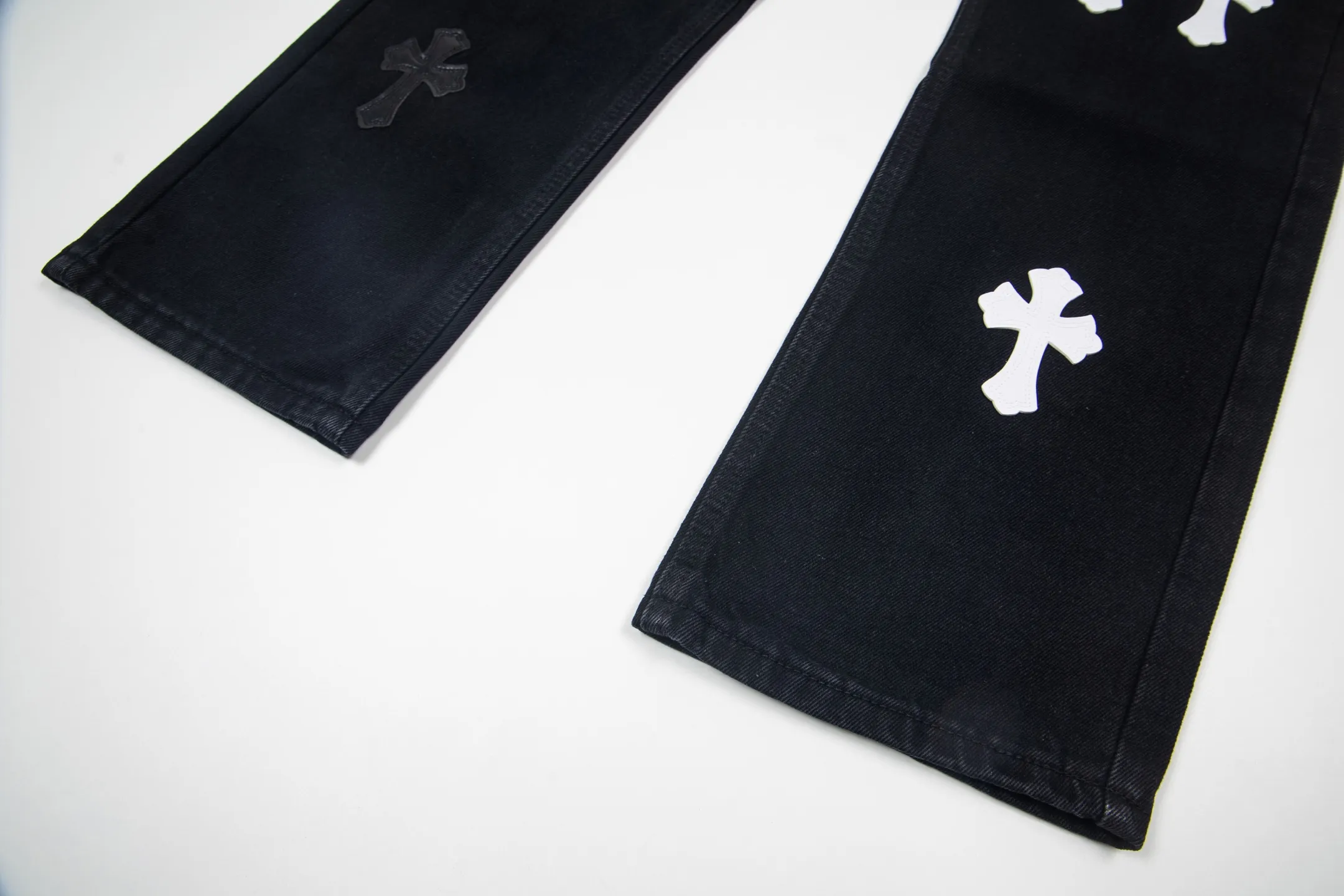 P260 Chrome Hearts Black Pants Sanskrit Black and White Patch Leather Jeans CH jeans need to be washed and then disassembled and hand-stitched with sheepskin cross leather and then spliced ​​together to complete. The whole piece has too many craftsmanship to explain, patchwork cross pattern embellishment, high-waisted washed jeans! ! Absolutely high-end luxury products, god-level single products and super popular products, made with top heavy industry, a must-see magic weapon. Customized hardware. The fabric is thick and soft after washing. It has good breathability. Customized small leather label. Unique design. The details are simple and elegant, and the workmanship is exquisite. The entire trousers are neatly routed and the details are in place! It’s so cool that both men and women can easily control the genderless trend! Style number: 1875# Color: black Size: 28 30 32 34